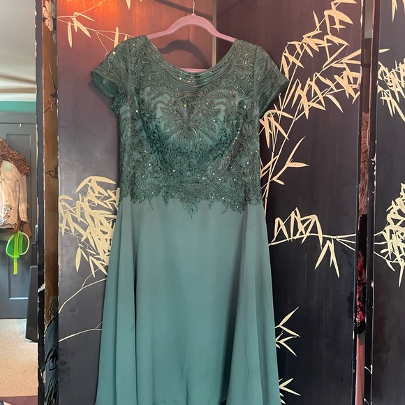 JJās House - Emerald Bridesmaidās Dress - Picture 3 of 14